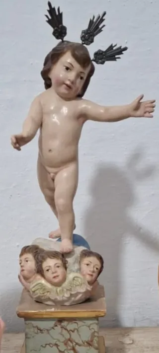 Niño Jesús de barro policromado