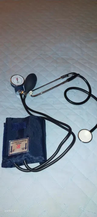 Sfigmomanometro e stetoscopio infermiera