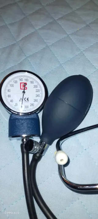Sfigmomanometro e stetoscopio infermiera