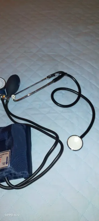 Sfigmomanometro e stetoscopio infermiera
