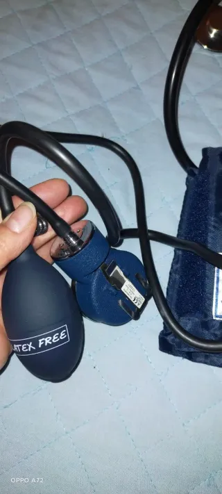 Sfigmomanometro e stetoscopio infermiera