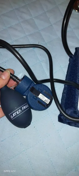 Sfigmomanometro e stetoscopio infermiera