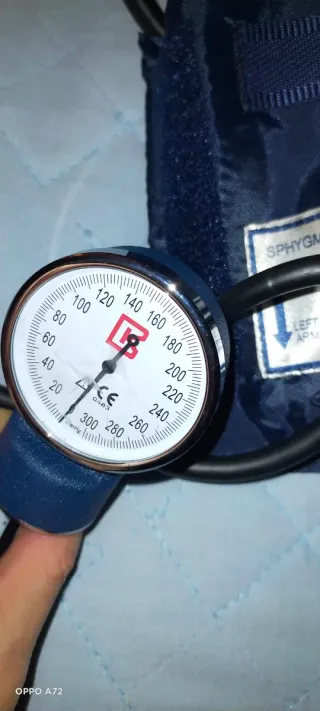 Sfigmomanometro e stetoscopio infermiera