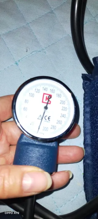 Sfigmomanometro e stetoscopio infermiera