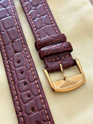 Correa de reloj de piel marrón con hebilla dorada