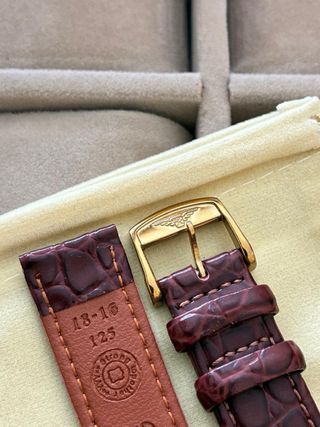 Correa de reloj de piel marrón con hebilla dorada