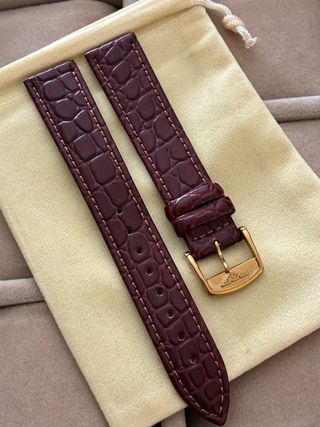 Correa de reloj de piel marrón con hebilla dorada