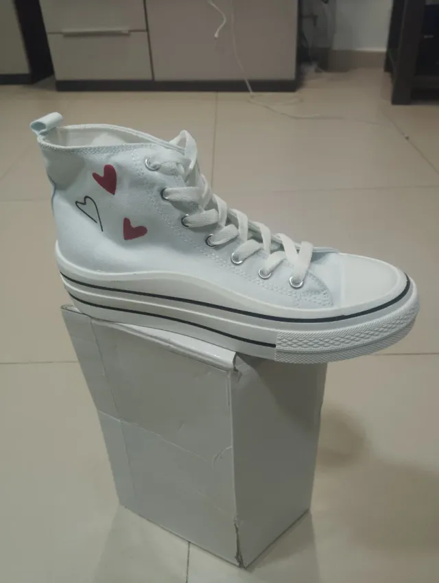 Deportivas blancas con corazones rojos T40