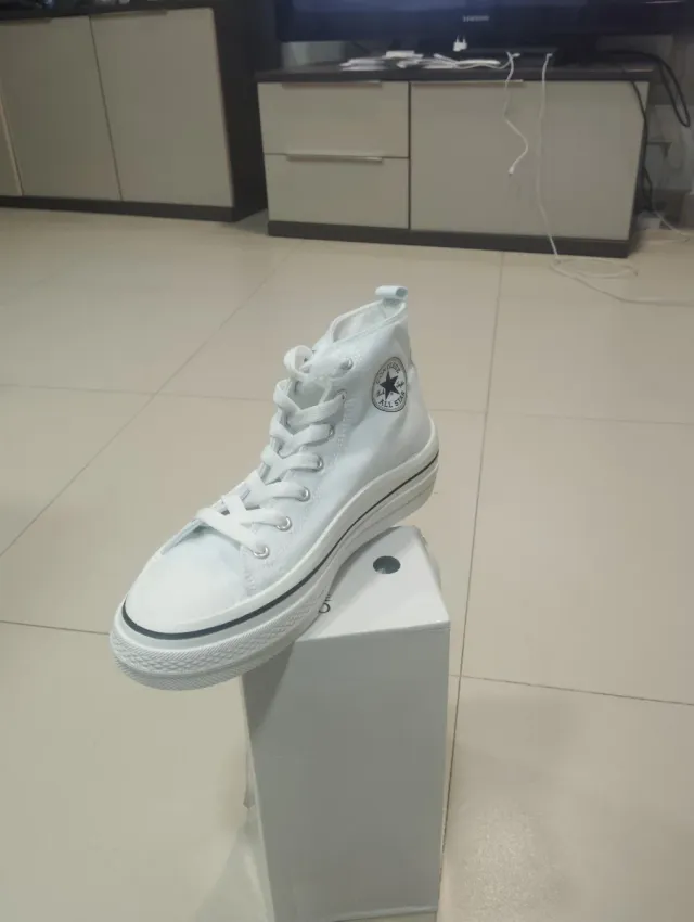 Deportivas blancas con corazones rojos T40