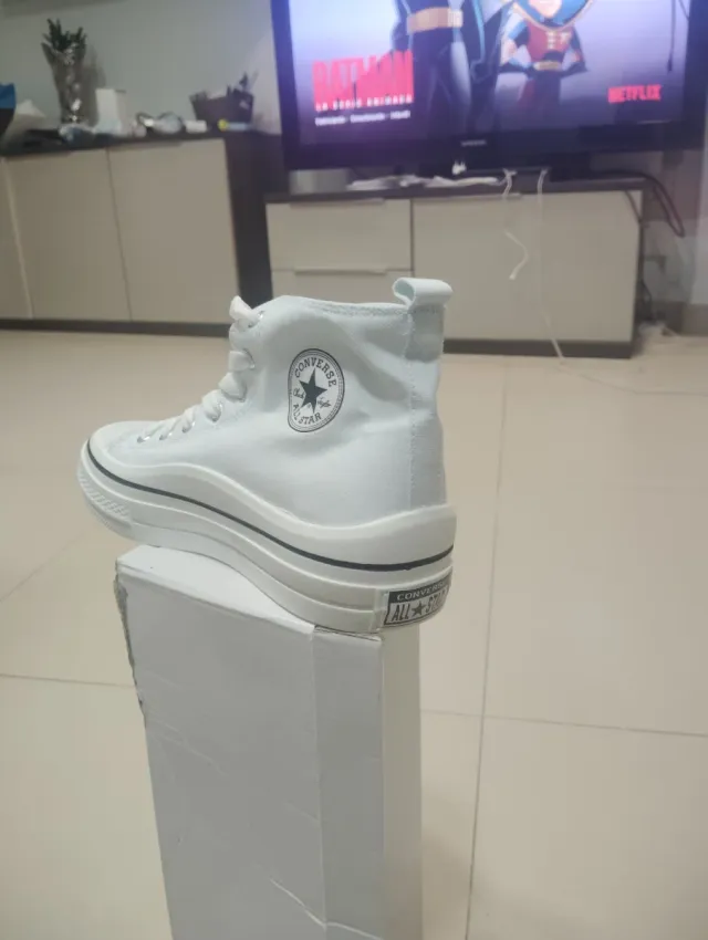 Deportivas blancas con corazones rojos T40