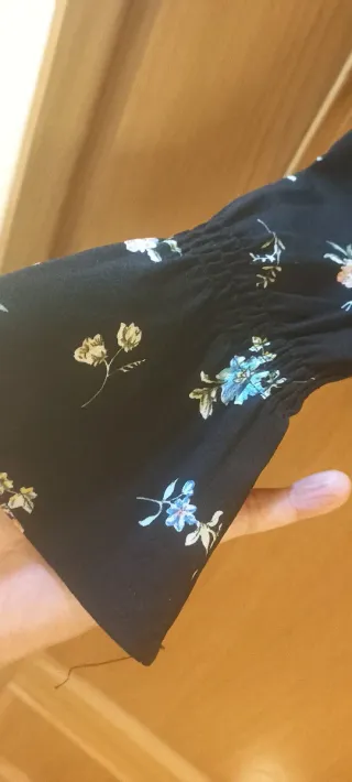 Blusa negra con estampado floral