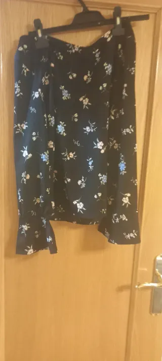 Blusa negra con estampado floral