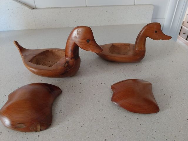 Pareja de patos de madera decorativos
