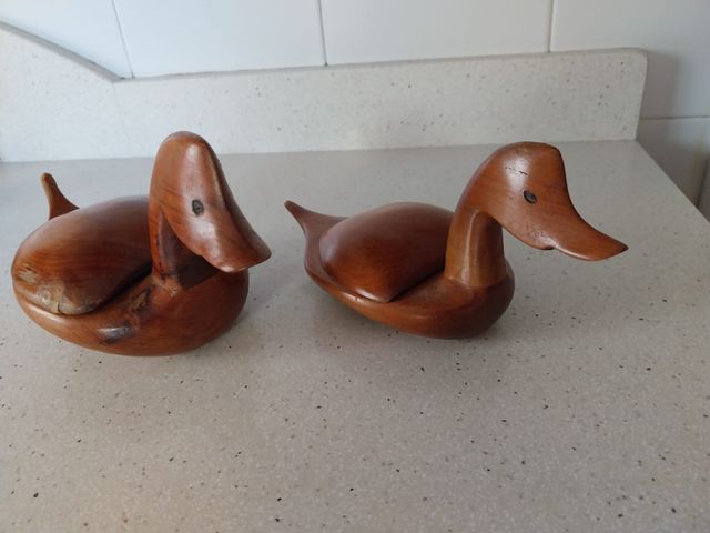 Pareja de patos de madera decorativos