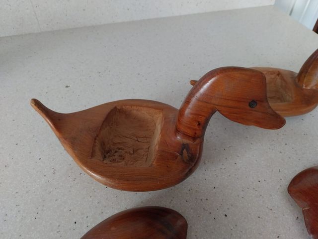 Pareja de patos de madera decorativos