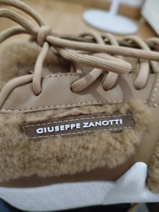 Zapatillas Marrones y Blancas