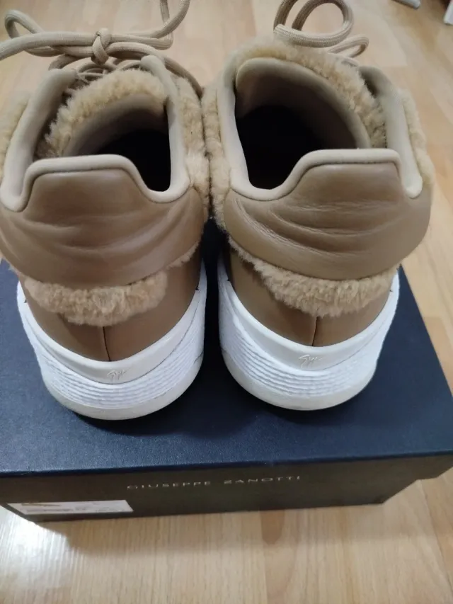 Zapatillas Marrones y Blancas