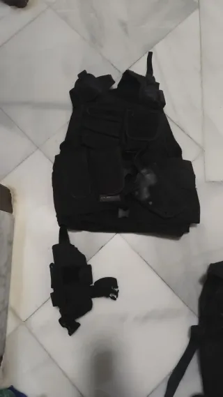 Chaleco táctico negro con pistolera