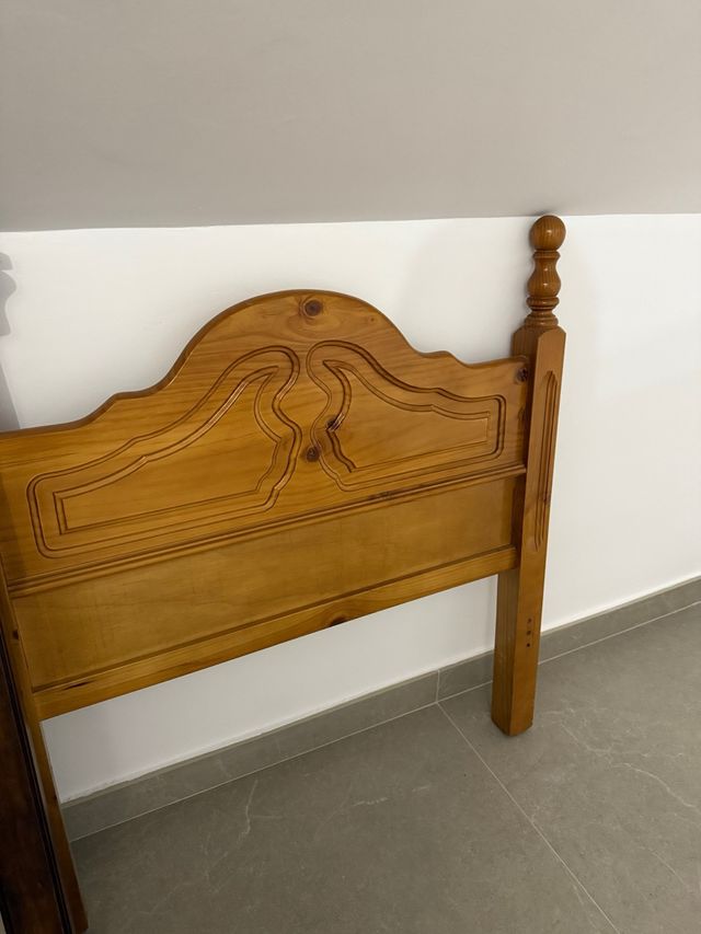 Cabezal y mesita de noche. Madera. Cama individual