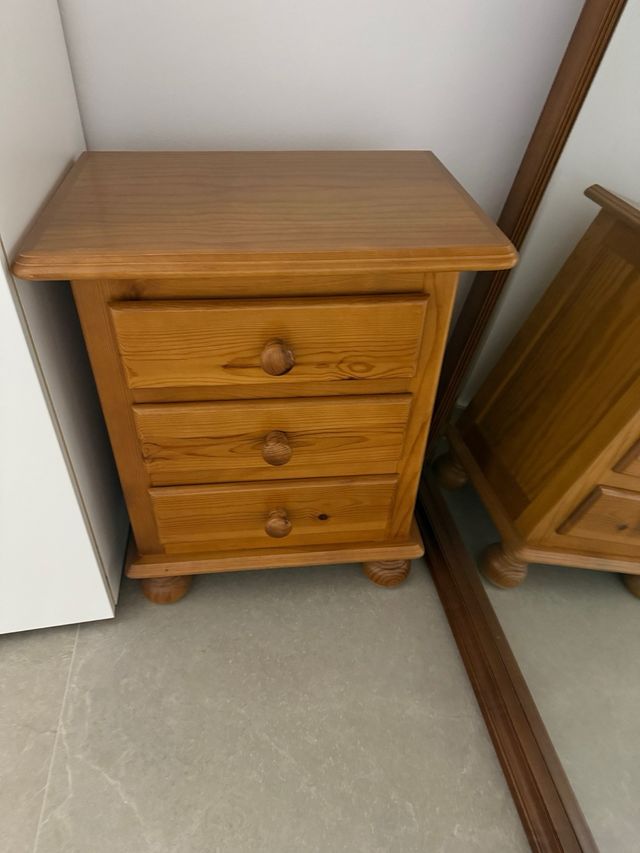 Cabezal y mesita de noche. Madera. Cama individual