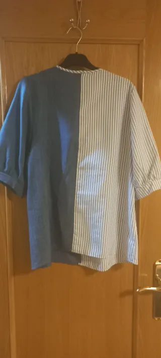 Blusa azul y blanca