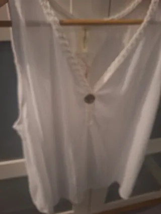 Blusa blanca sin mangas con detalle