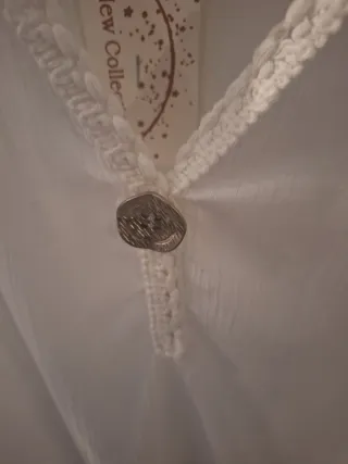 Blusa blanca sin mangas con detalle