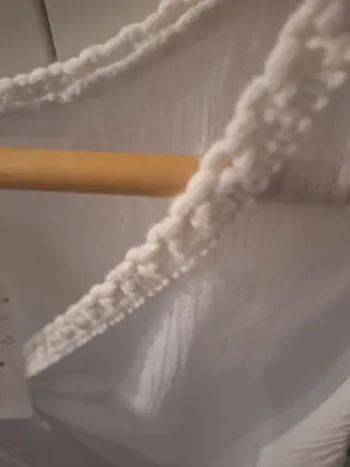 Blusa blanca sin mangas con detalle