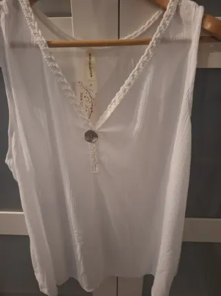 Blusa blanca sin mangas con detalle