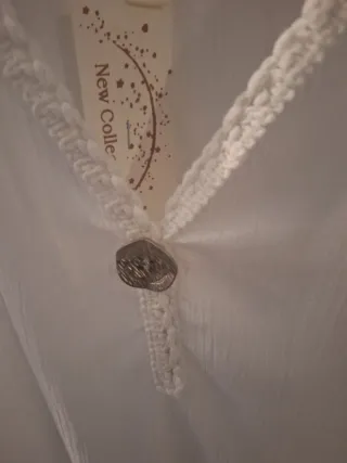 Blusa blanca sin mangas con detalle