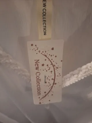 Blusa blanca sin mangas con detalle