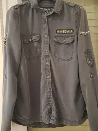 Camisa Superdry gris con parches