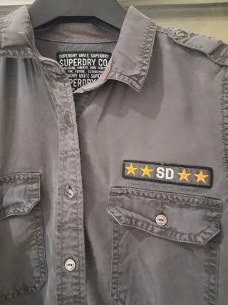 Camisa Superdry gris con parches