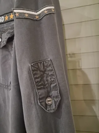 Camisa Superdry gris con parches