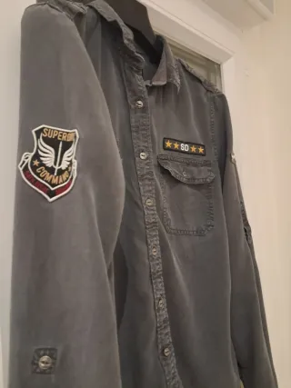 Camisa Superdry gris con parches