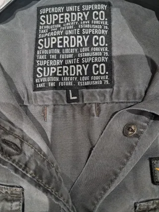Camisa Superdry gris con parches