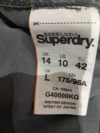 Camisa Superdry gris con parches