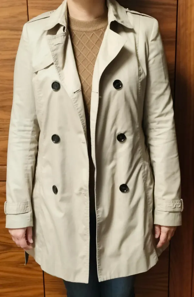 Gabardina corta Stradivarius beige Talla S