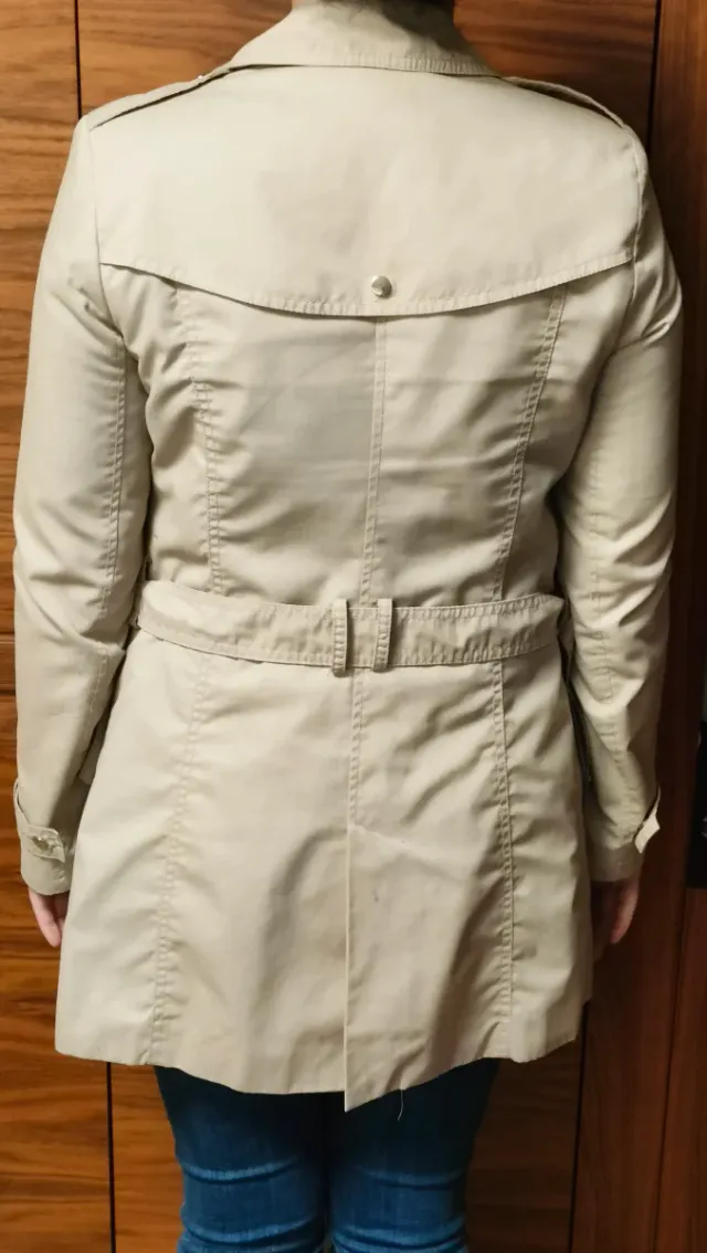 Gabardina corta Stradivarius beige Talla S