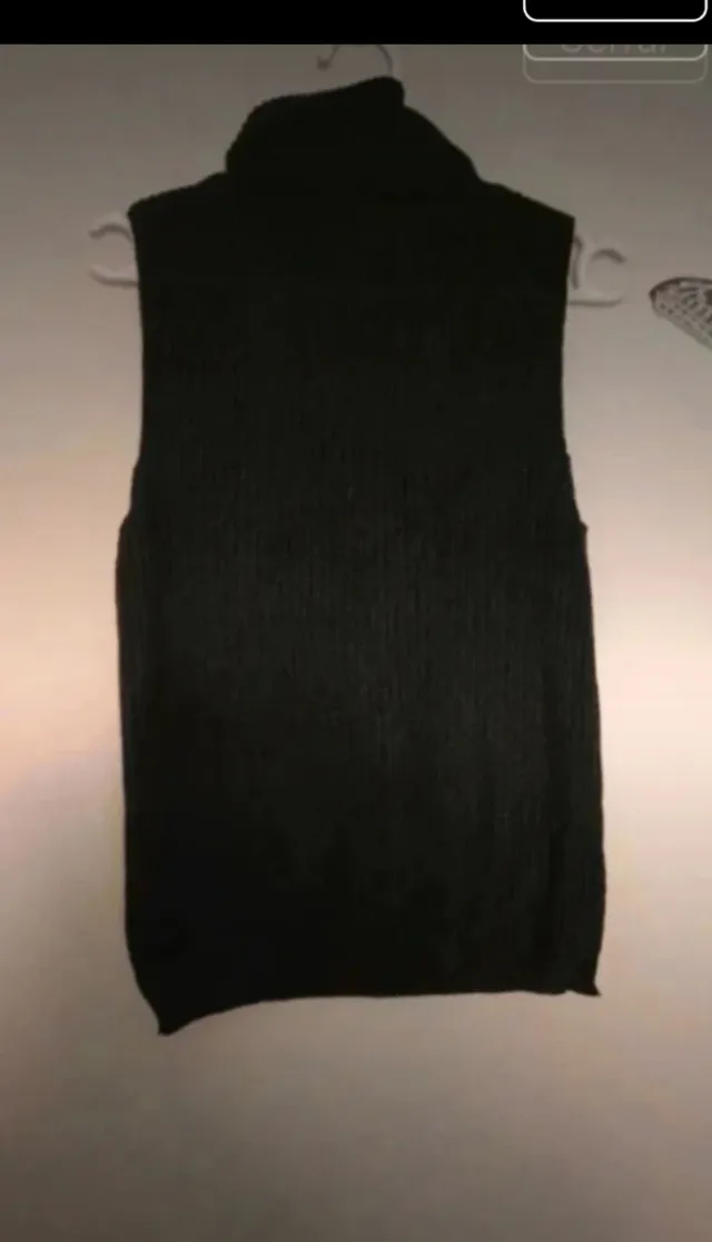 Jersey cuello alto sin mangas negro