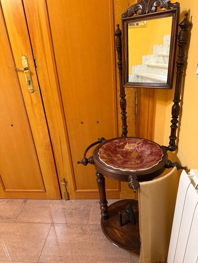 Palancanero antiguo de madera y mármol