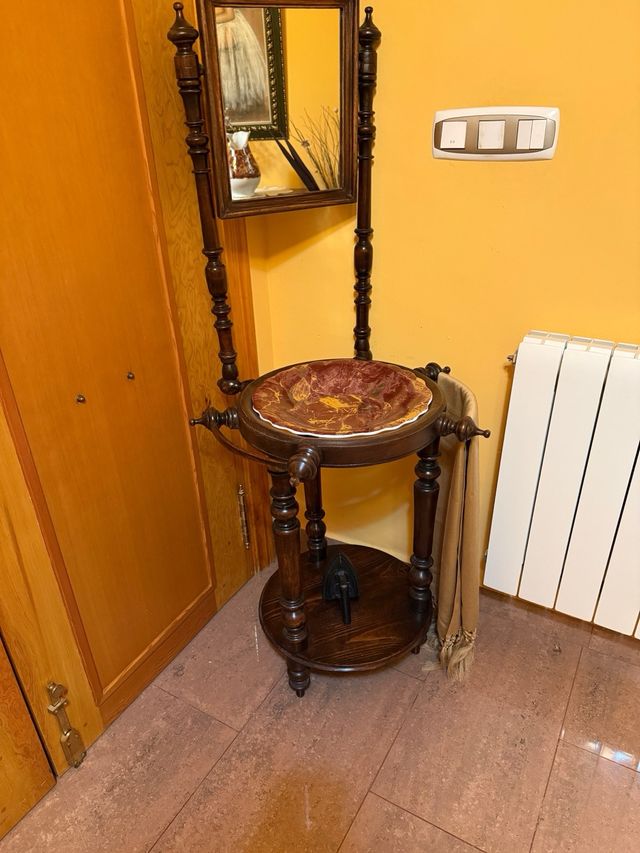 Palancanero antiguo de madera y mármol