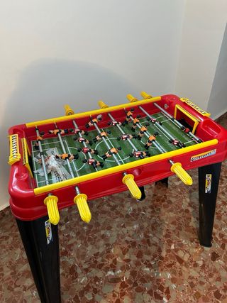 Futbolín rojo y amarillo