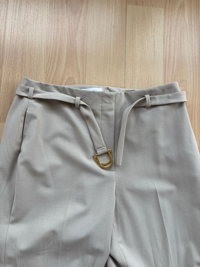 Pantalón Beige Calvin Klein con Hebilla Dorada