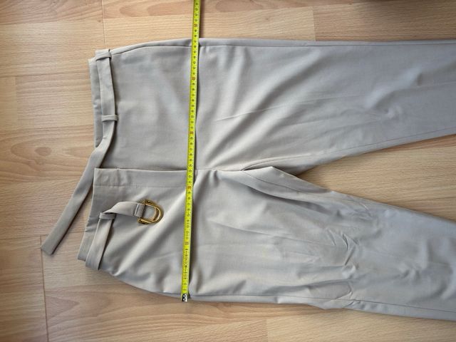 Pantalón Beige Calvin Klein con Hebilla Dorada
