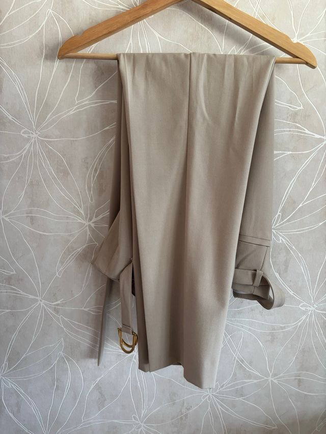 Pantalón Beige Calvin Klein con Hebilla Dorada