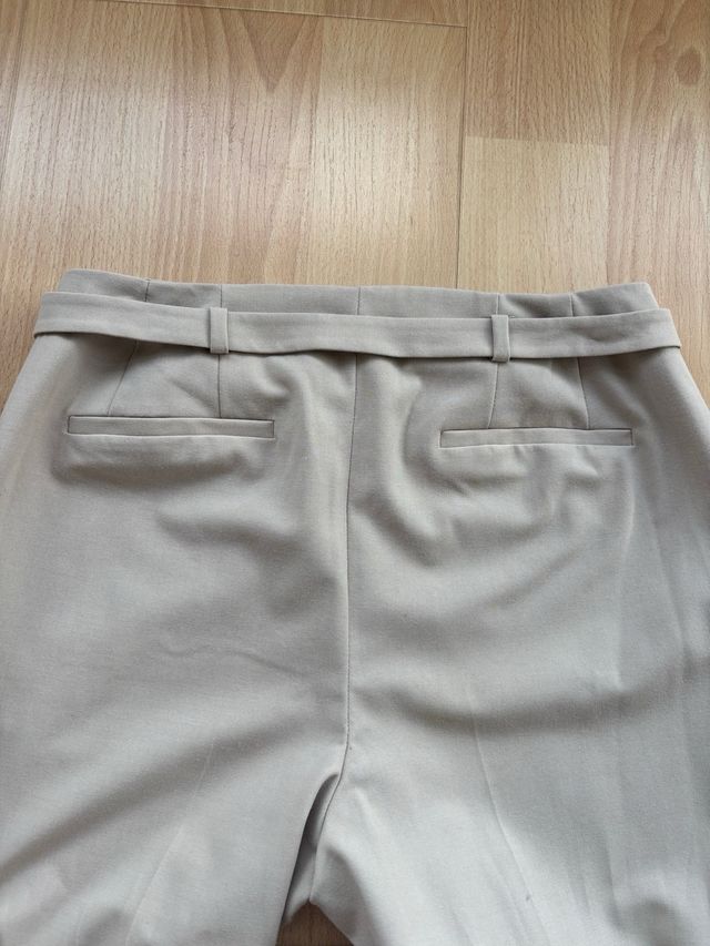 Pantalón Beige Calvin Klein con Hebilla Dorada