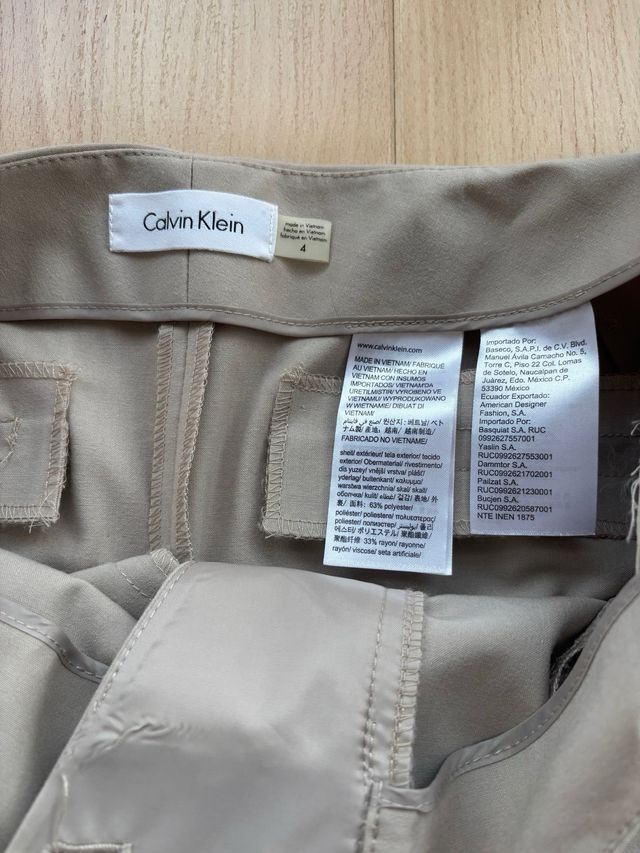 Pantalón Beige Calvin Klein con Hebilla Dorada