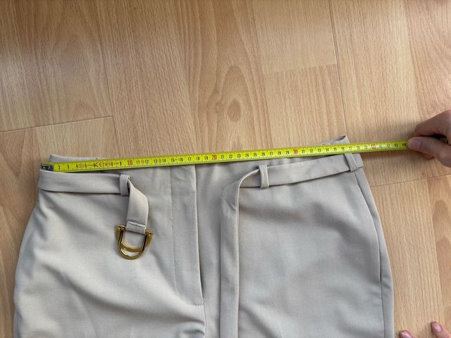 Pantalón Beige Calvin Klein con Hebilla Dorada