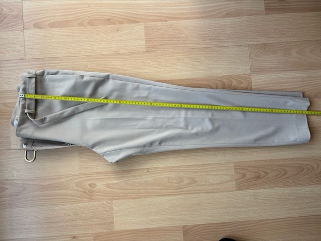 Pantalón Beige Calvin Klein con Hebilla Dorada